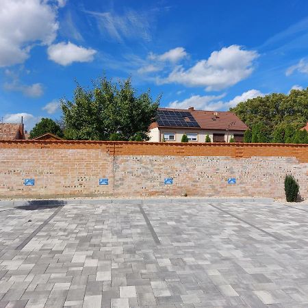 Linden Apartman 106 - Adults Only Mosonmagyaróvár Dış mekan fotoğraf