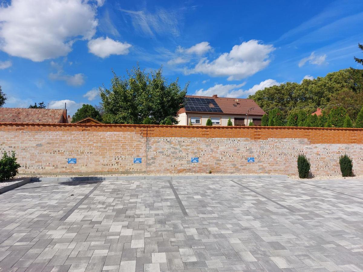 Linden Apartman 106 - Adults Only Mosonmagyaróvár Dış mekan fotoğraf